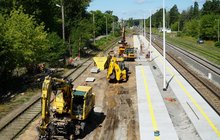 Stacja Augustów - maszyny pracują na budowie nowego peronu, Fot. Tomasz Łotowski PKP Polskie Linie Kolejowe S.A.