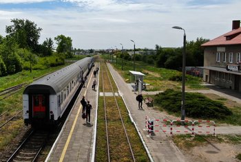 Pociąg i podróżni na peronie stacji Rypin. fot. Szymon Danielek
