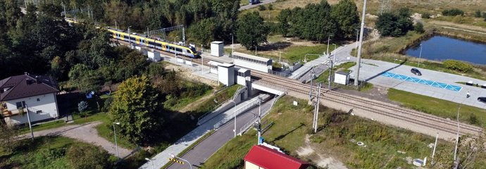 Pociąg stoi na peronie przystanku Kokotów, widok z lotu ptaka, fot. Piotr Hamarnik