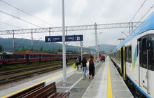 Sucha Beskidzka - pasażerowie są na peronie , obok stoi pociąg, fot. Błażej Mstowski