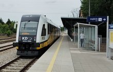 Świdnica Przedmieście. Przy peronie stoi pociąg. Fot. A.Mażanowicz