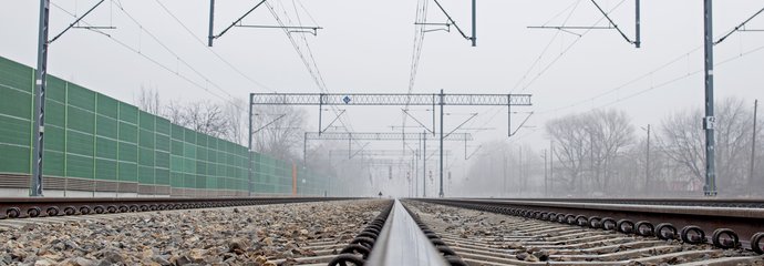 Tor kolejowy i sieć trakcyjna w oddali ekrany akustyczne, fot. Włodzimierz Włoch