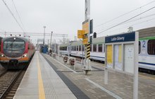 Widok na peron Lublina Głównego, stojące 2 pociągi przy peronie.