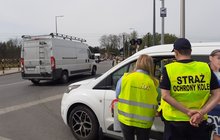 Akcja Bezpieczny Przejazd w Tomaszowie Mazowieckim, Ambasadorzy Bezpieczeństwa rozdają kierowcom ulotki fot. Rafał Wilgusiak PLK 2
