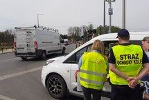Akcja Bezpieczny Przejazd w Tomaszowie Mazowieckim, Ambasadorzy Bezpieczeństwa rozdają kierowcom ulotki fot. Rafał Wilgusiak PLK 2