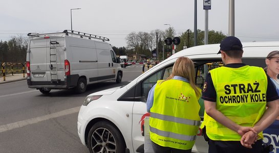 Akcja Bezpieczny Przejazd w Tomaszowie Mazowieckim, Ambasadorzy Bezpieczeństwa rozdają kierowcom ulotki fot. Rafał Wilgusiak PLK 2