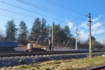 Koparka budująca peron przystanku Poznań Suchy Las, na pierwszym planie tory i sieć trakcyjna fot.Radek Śledziński