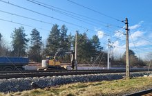 Koparka budująca peron przystanku Poznań Suchy Las, na pierwszym planie tory i sieć trakcyjna fot.Radek Śledziński