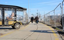 Melex oczekujący na pasażerów wychodzących ze stacji Warszawa Zachodnia. W tle podróżni, fot. Martyn Janduła