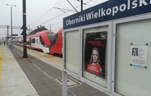 Pociąg przy peronie w Obornikach_fot.Radek Śledziński