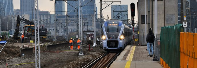 Pociąg wjeżdżający w peron nr 5 Warszawy Zachodniej i podróżny, fot. Martyn Janduła