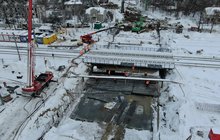 Widok z lotu ptaka na budowę tunelu w Sulejówku, widać wykonawców budujących konstrukcję tunelu, fot. A.Lewandowski, P.Mieszkowski