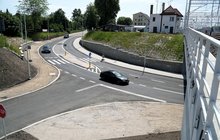 Wiadukt w Ełku skrzyżowanie z ul Słoneczną jadą samochody fot Tomasz Łotowski PKP Polskie Linie Kolejowe SA