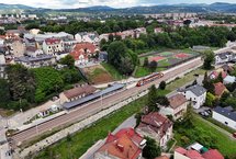 Pociąg regionalny na zmodernizowanym przystanku Nowy Sącz Miasto, widok z lotu ptaka, fot. Piotr Hamarnik