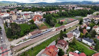 Pociąg regionalny na zmodernizowanym przystanku Nowy Sącz Miasto, widok z lotu ptaka, fot. Piotr Hamarnik