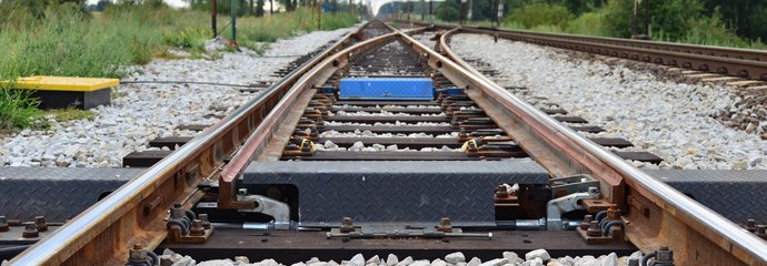 Rozjazd kolejowy zdjęcie z poziomu szyn, fot. Włodzimierz Włoch