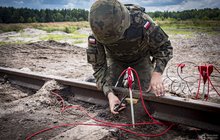 Żołnierz podkłada ładunek wybuchowy pod tory kolejowe fot. ppor. Daniel Woś