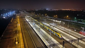 Pociągi, tory, miasto, Kraków Płaszów, oświetlenie LED fot. Piotr Hamarnik