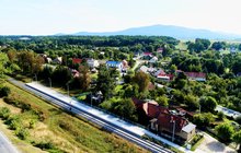 Nowe torowisko, peron na przystanku Szczepanów i zabudowania mieszkalne; fot. Mariusz Biernacki; źródło PKP Polskie Linie Kolejowe S.A.