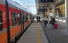 Podróżni wysiadający z pociągu na nowym peronie stacji Wronki, fot. Radek Śledziński