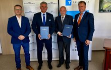 Przedstawiciele PLK SA i Trakcji z podpisaną umową na przystanek Warszawa Ulrychów, fot. Trakcja