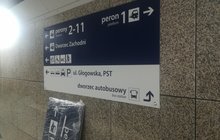 Tablica z nową numeracją peronów na stacji Poznań Główny_fot. Radek Śledziński