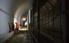 Wnętrze tunelu. Widoczna nowa, wykończona obudowa obiektu oraz konstrukcja tunelu w tunelu pozwalająca na przejazd pociągów podczas prac. Fot. M. Pabiańska