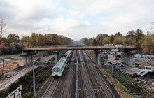Kobyłka - pociąg jedzie pod budowanym wiaduktem drogowym, fot. Artur Lewandowski PKP Polskie Linie Kolejowe S.A.