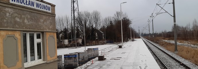 Peron na przystanku Wrocław Wojnów - zabudowane ścianki i płyty peronowe