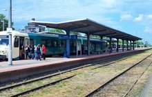 Peron na stacji Chełmża i podróżni wsiadający do pociągu. fot. Przemysław Zieliński