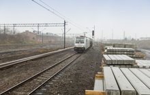 Pociąg towarowy przejeżdża przez stację Katowice Szopienice Północne, obok materiały przygotowane do przebudowy, fot. Szymon Grochowski