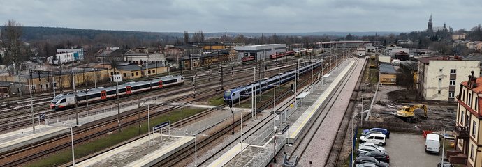 Pociągi wjeżdżają na stację w Skarżysku-Kamiennej, widok z lotu ptaka, fot. Piotr Hamarnik