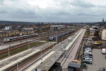 Pociągi wjeżdżają na stację w Skarżysku-Kamiennej, widok z lotu ptaka, fot. Piotr Hamarnik