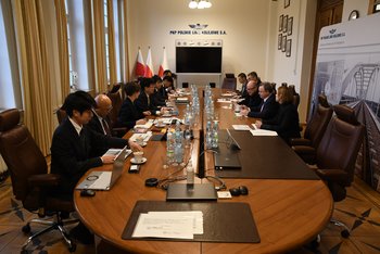 Przedstawiciele PLK SA oraz japońskich kolei na spotkaniu w siedzibie Centrali Spółki, fot. Karol Jakubowski (1)