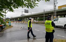Akcja ulotkowa z udziałem SOK i Policji na przejeździe kolejowo-drogowym ul. Szczecińska we Wrocławiu, fot. Bohdan Ząbek