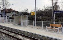 Łódź Andrzejów Szosa, odnowione perony wyposażone w ławki i wiaty, fot. PLK