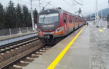 Nowe perony w stacji Ptaszkowa, zatrzymuje się pociąg, korzystają podróżni, fot. PLK