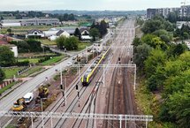 Pociąg przejeżdża przez zmodernizowane tory stacji Kraków Batowice, widok z lotu ptaka, fot. Piotr Hamarnik
