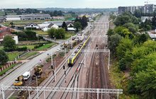 Pociąg przejeżdża przez zmodernizowane tory stacji Kraków Batowice, widok z lotu ptaka, fot. Piotr Hamarnik