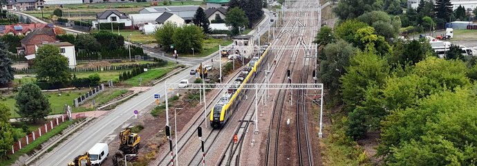 Pociąg przejeżdża przez zmodernizowane tory stacji Kraków Batowice, widok z lotu ptaka, fot. Piotr Hamarnik