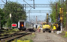 Pociąg przejeżdżający obok miejsca robót. Maszyny i ciężki sprzęt_fot. Andrzej Puzewicz