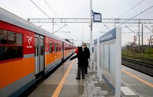 Podróżni i pociąg przy peronie stacji Papowo Toruńskie, fot. Łukasz Bryłowski PKP PLK