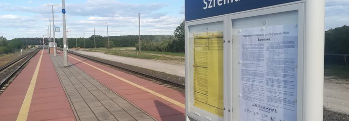 Gablota informacyjna na przystanku w Szreniawie