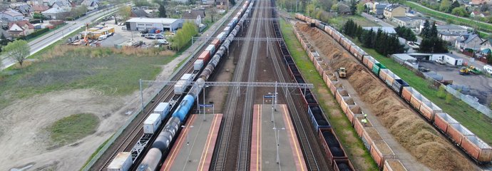 Widok z góry na pociągi towarowe na stacji Pruszcz Gdański. fot. Szymon Danielek PLK 1