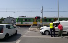 Akcja Bezpieczny Przejazd w Rybniku, Ambasadorzy Bezpieczeństwa przekazują kierowcom i pieszym zasady przekraczania torów, fot. Katarzyna Głowacka (1)