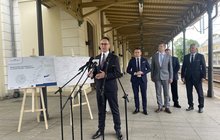 Minister Infrastruktury Dariusz Klimczak wypowiada się podczas briefingu w Piotrkowie Trybunalskim, fot. Anna Znajewska-Pawluk (1)
