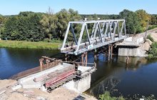 Nasuwanie stalowej konstrukcji mostu kolejowego na tymczasowe podpory zainstalowane w korycie Kanału Żerańskiego, fot. A.Lewandowski, P. Mieszkowski (1)
