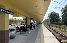 Pasażerowie oczekują na pociąg na nowym peronie na stacji Ożarów Mazowiecki, fot. Anna Znajewska-Pawluk