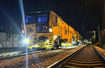 Podbijarka pracuje na torze w nocy 1. fot. PPMT