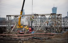 Pracujący dźwig przy metalowej konstrukcji na stacji Warszawa Zachodnia, autor Łukasz Hachuła, 24.03.2021 r.